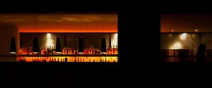 Bar im Nachtlicht, Hommage an Edward Hopper.
